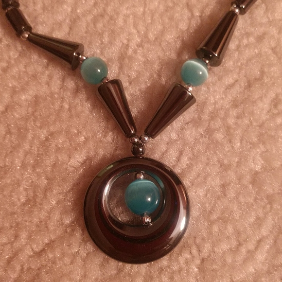 Metallic and blue costume necklace - Picture 2 of 3